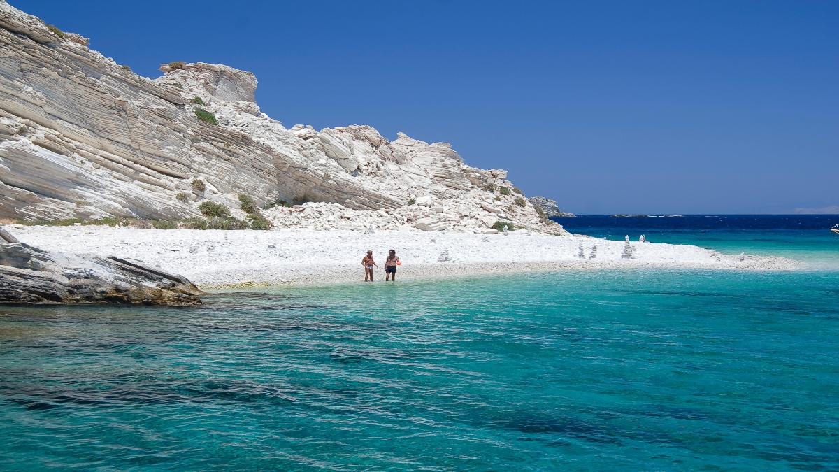 Το ελληνικό νησί χωρίς οργανωμένες παραλίες που προβάλλουν διεθνή μέσα