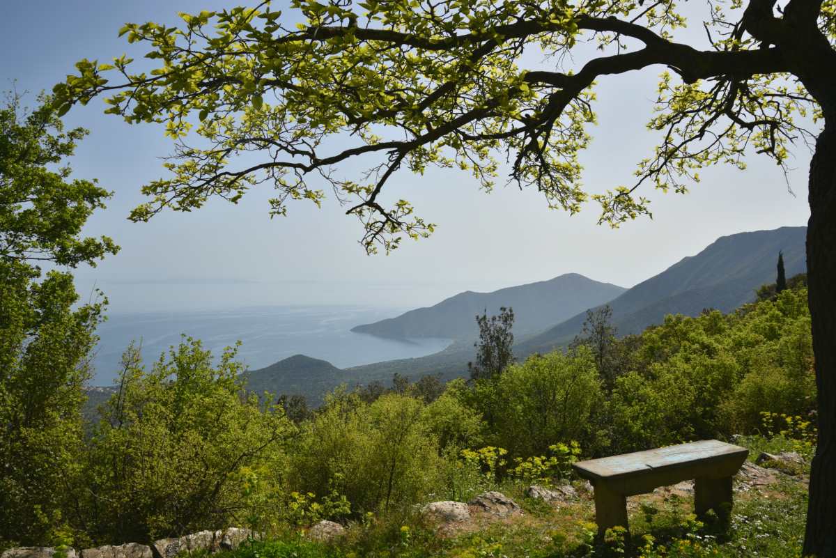 Η θέα στον Πάρνωνα αλλά και στον Αργολικό κόλπο από το Λεωνίδιο