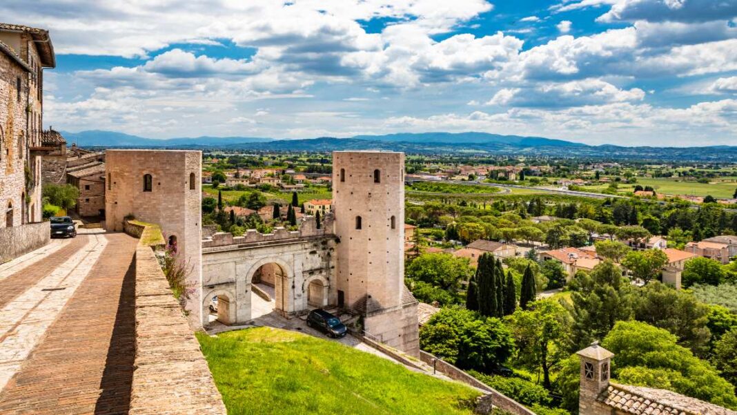 Spello-Italy Οι 10 ομορφότερες πόλεις της Ιταλίας χτισμένες σε λόφους - Spello