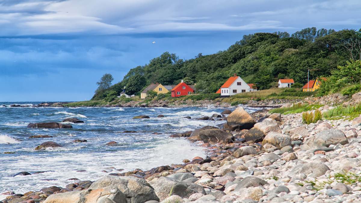 Bornholm Δανία- πολύχρωμα σπίτι στην ακτή