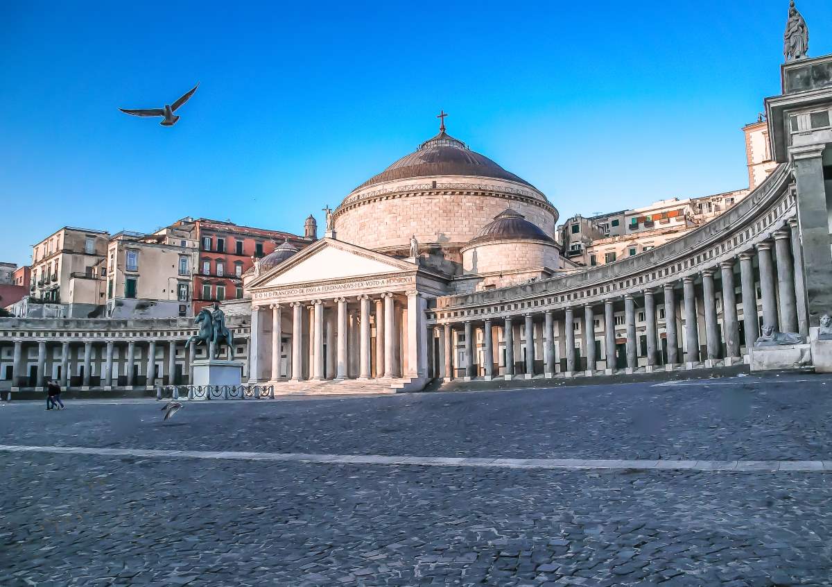 Νάπολη, Piazza del Pebliscito