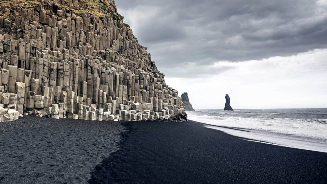 Reynisfjell beach- Iceland-kentriki Εξωτικές και χρωματιστές παραλίες στον κόσμο