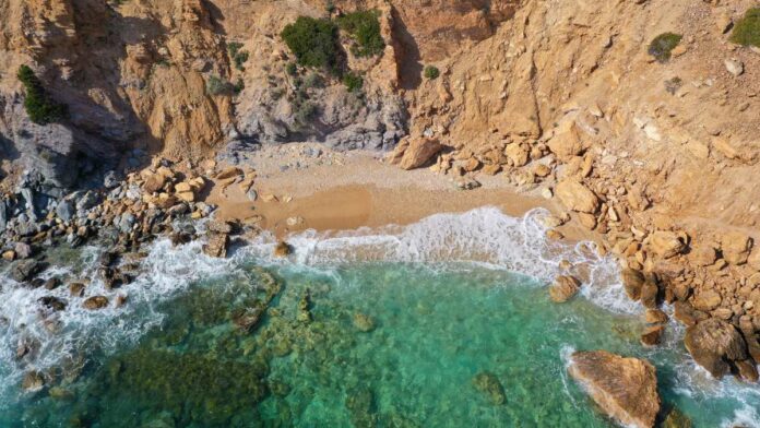 Οι καλύτερες «κρυμμένες» παραλίες μια ανάσα από την Αθήνα