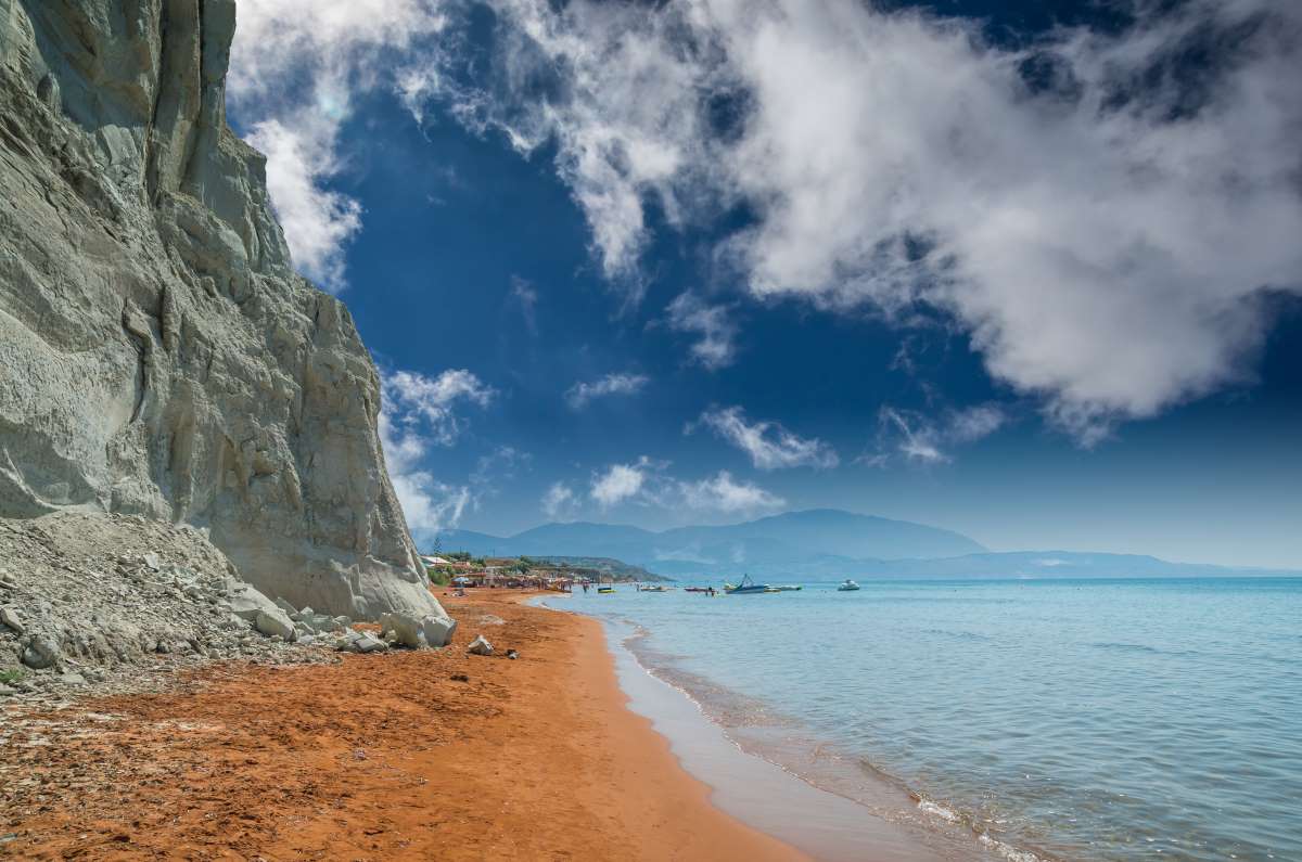 Η παραλία με την πορτοκαλί άμμο 