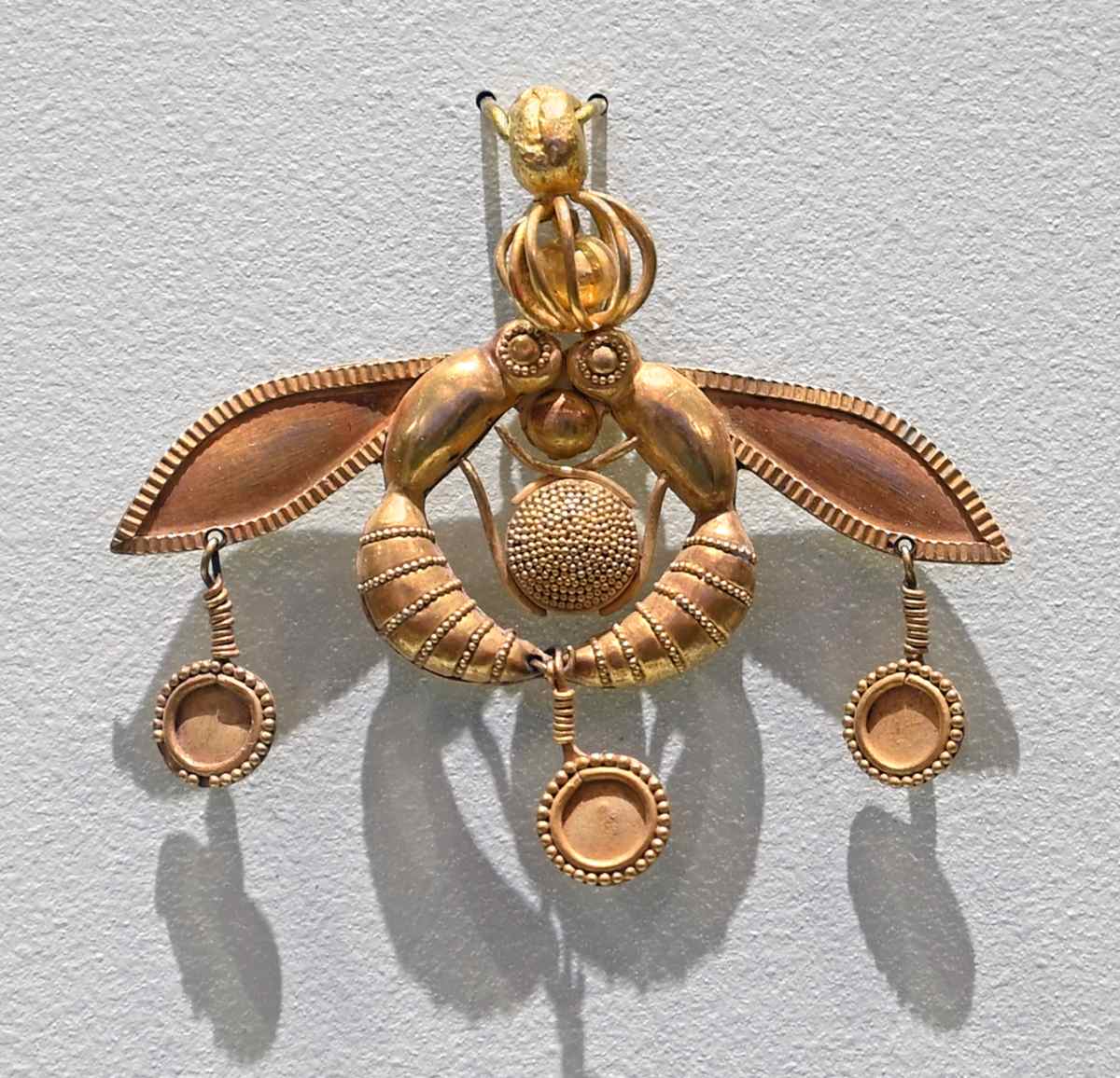 χρυσό κόσμημα με τη Διπλή Μέλισσα - Μάλια Κρήτη