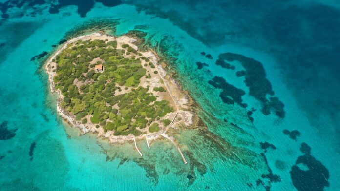 5 μικρά άγνωστα νησάκια της Ελλάδας με κρυστάλλινα νερά  που θα θέλεις να βουτήξεις τώρα!