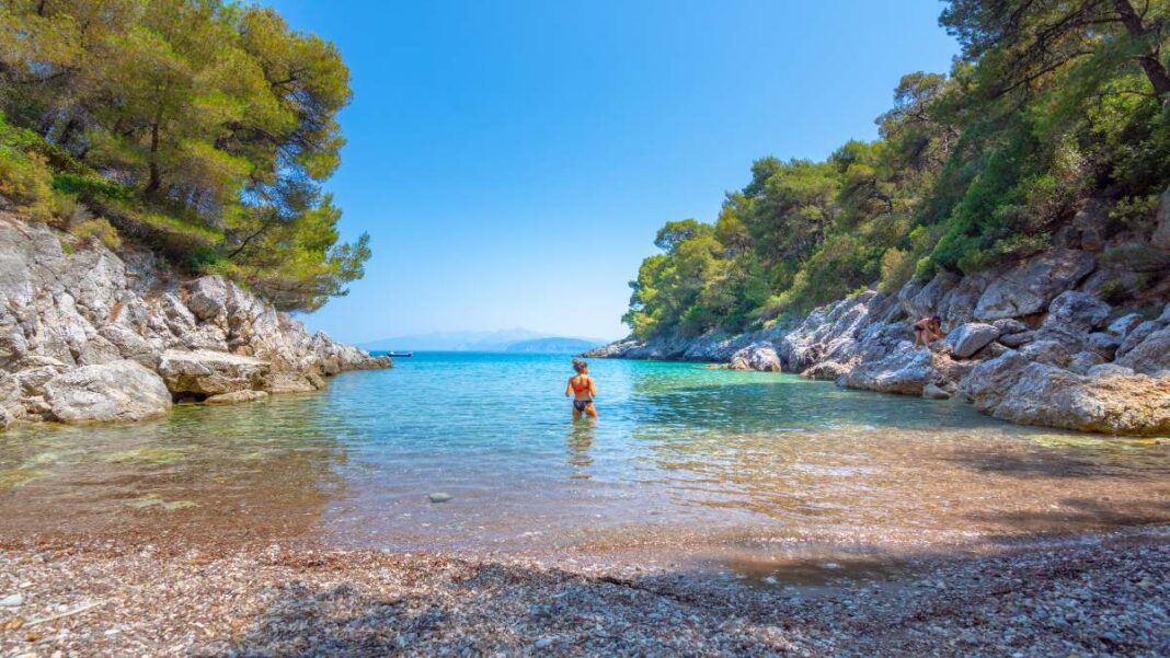 Η παραλία Σαρακήνικο στην Εϋβοια