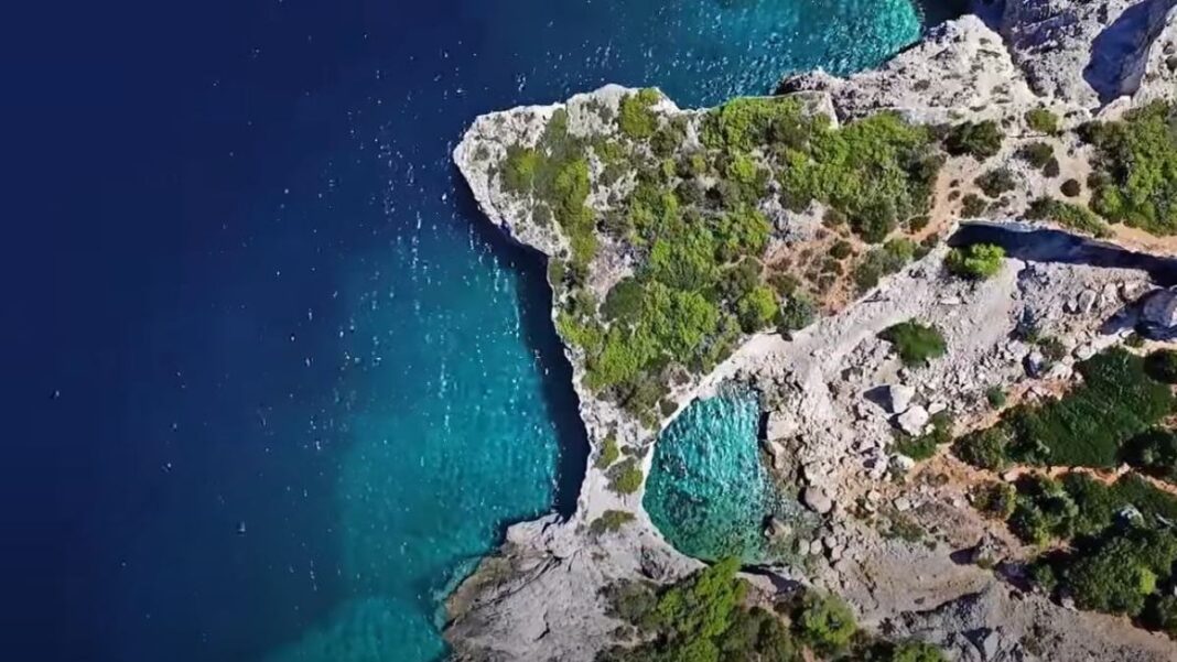 fokia-paralia-kentriki Παραλία - Σπηλιά Φώκια