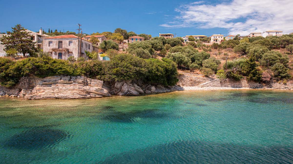 Καστός, το μικρότερο κατοικημένο νησί 