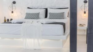 Κυκλάδες: Οικονομικά ξενοδοχεία κάτω από 50 ευρώ, πάνω στο κύμα και με άριστη βαθμολογία από τον Τάσο Δούση