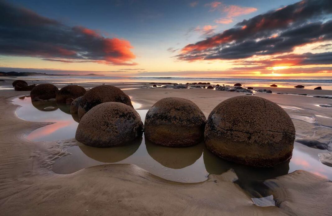 Sunrise in Moeraki Boulders, New Zealand Moeraki Boulders Νέα Ζηλανδία