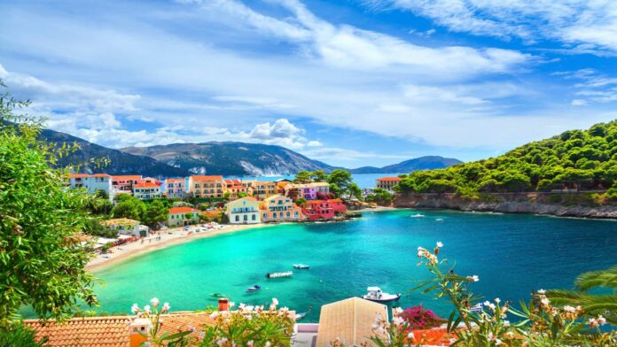 Το ελληνικό νησί που έχει εντυπωσιάσει ταξιδιώτες απ’ όλο τον κόσμο για καλοκαιρινές διακοπές το 2023