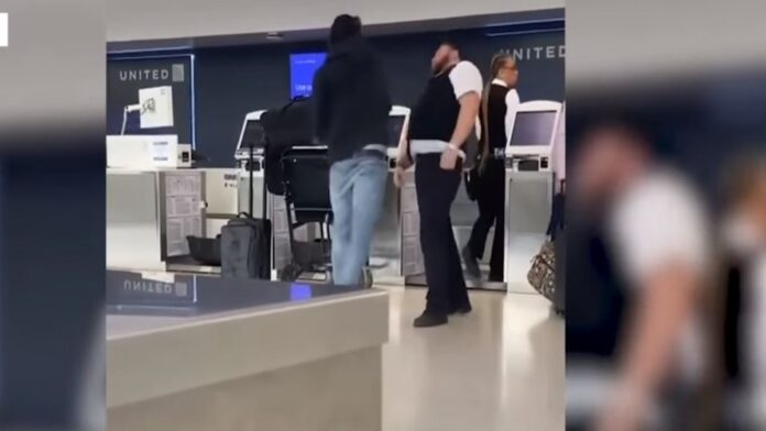 Απίστευτο περιστατικό σε αεροδρόμιο του Νιού Τζέρσεϊ: Ξύλο με πρώην παίκτη του NFL – Δείτε το βίντεο