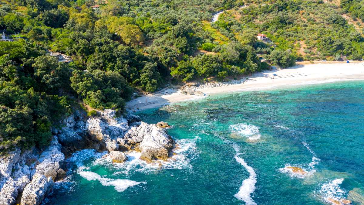 Η εντυπωσιακή παραλία με τα βαθιά κρυστάλλινα νερά – Μια από τις ομορφότερες της ηπειρωτικής Ελλάδας