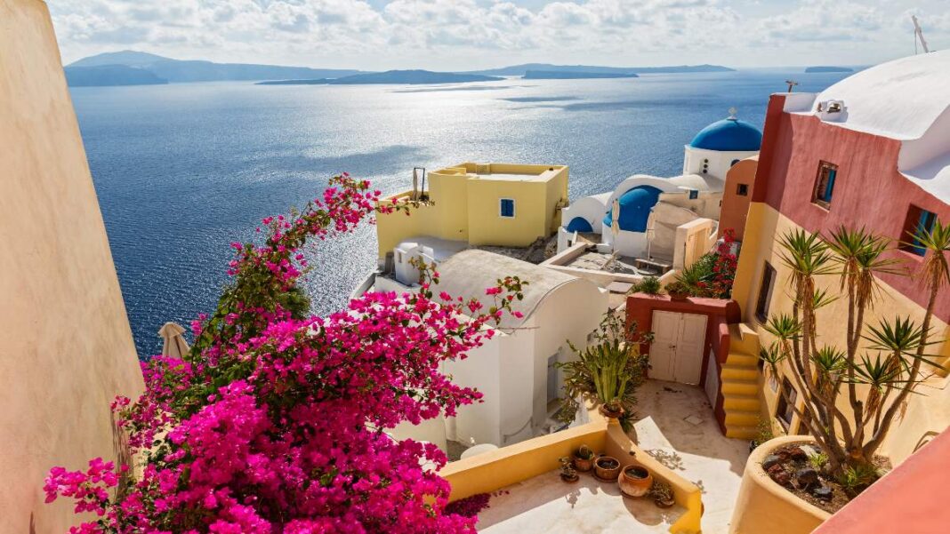 Santorini - shutterstock Σαντορίνη Καλντέρα