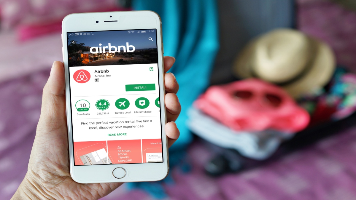 Ο CEO της Airbnb κάνει έκκληση για μείωση τιμών στα καταλύματα