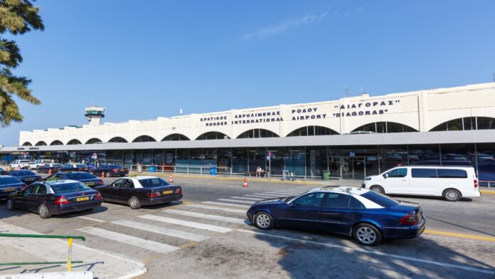 Πλημμύρισε το αεροδρόμιο της Ρόδου! Απομάκρυναν τα νερά με σφουγγαρίστρες και κουβάδες…