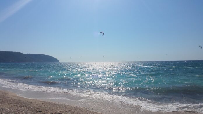 Η ειδυλλιακή και άγνωστη παραλία μόλις μια ώρα από την Αθήνα