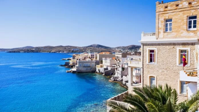 Διακοπές στη Σύρο: Ο Τάσος Δούσης προτείνει τρία πολυτελή ξενοδοχεία για διαμονή… όνειρο!