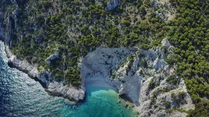 Η εντυπωσιακή παραλία κοντά στην Αθήνα με τα κρυστάλλινα νερά που θυμίζει… Ιόνιο!