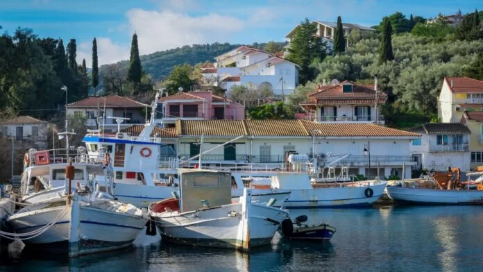 Ένας παραθαλάσσιος οικισμός που θα φτάσετε με το αυτοκίνητο με υπέροχα νερά, εκπληκτικό φυσικό τοπίο και μια θέα… όνειρο!