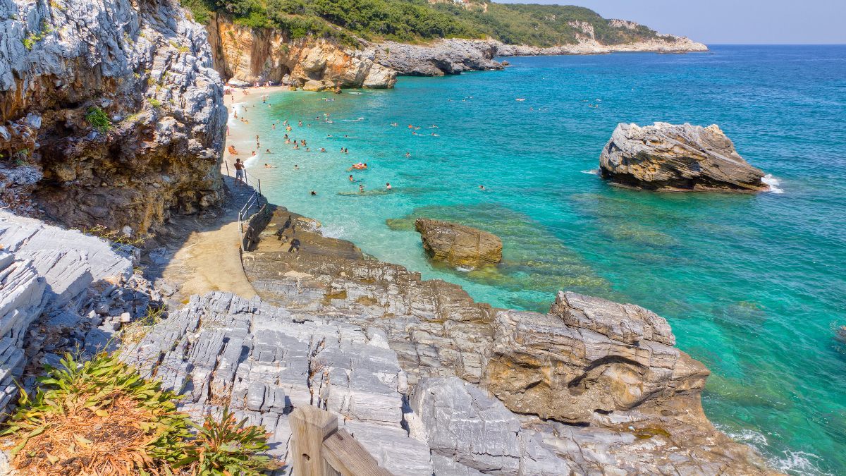 Εκεί που το πράσινο συναντά το γαλάζιο… 10 εξωτικές παραλίες στην ηπειρωτική Ελλάδα