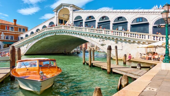 Βενετία: Τα νερά στο φημισμένο Μεγάλο Κανάλι άλλαξαν χρώμα και έγιναν πράσινα neon! (βίντεο)