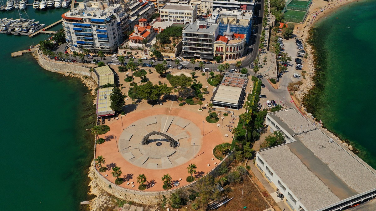 Πανοραμική άποψη της πλατείας Αλεξάνδρας - Πειραιάς. Στο βάθος στη γωνία το αρχοντικό Πατσιάδη