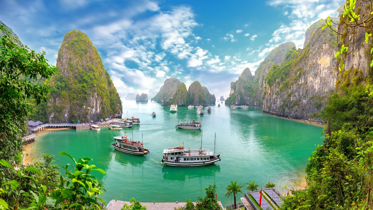 Ο Τάσος Δούσης με τις ΕΙΚΟΝΕΣ στο Βιετνάμ – Κρουαζιέρα στον κόλπο του Ha Long, ένα από τα πιο σπουδαία αξιοθέατα