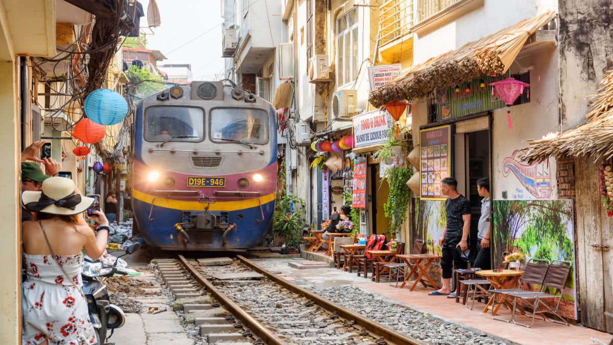 Ο Τάσος Δούσης επισκέφτηκε το διάσημο αξιοθέατο του Ανόι, «Train Street»