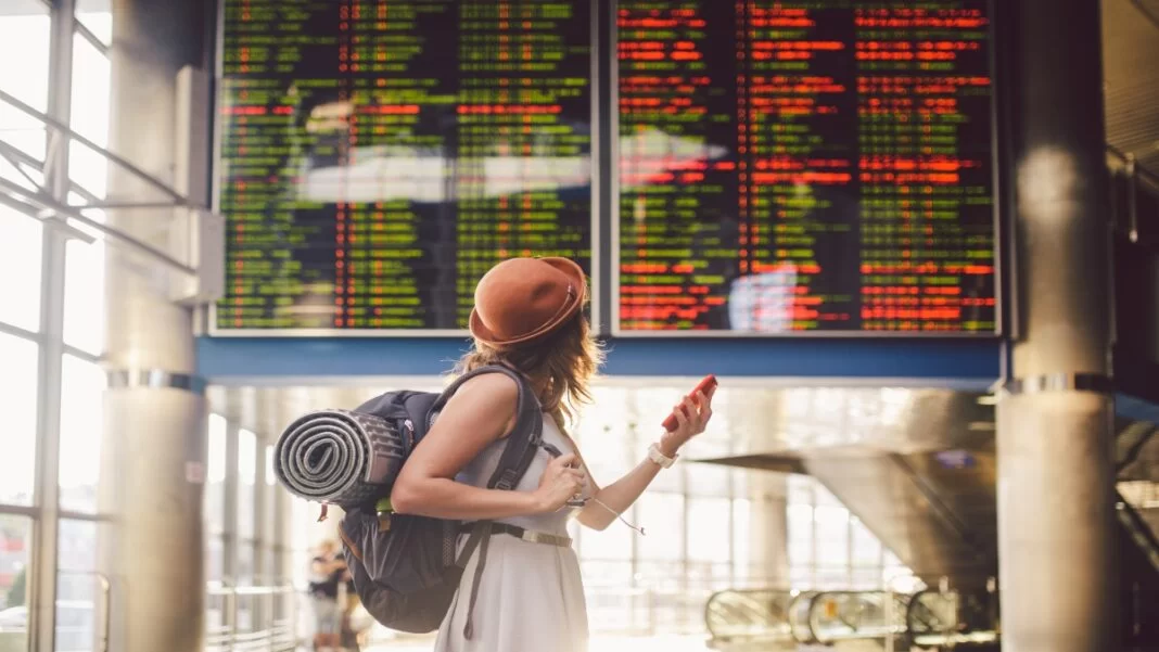 shutterstock_solo traveler
