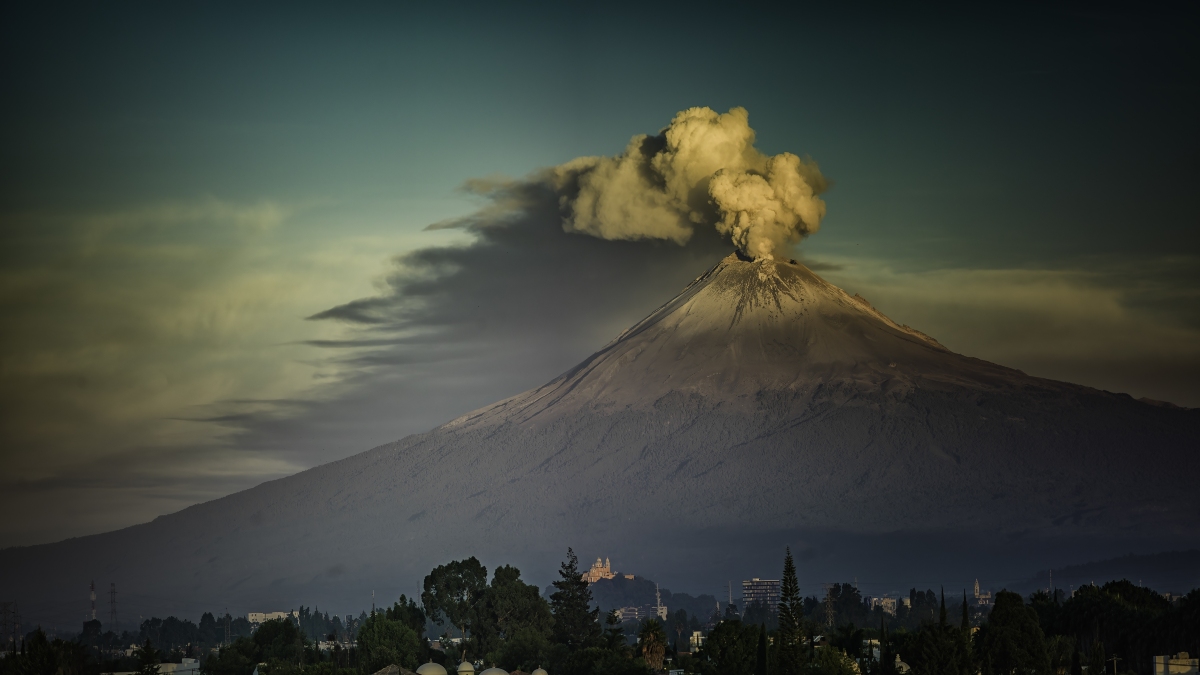 Μεξικό: Ηφαίστειο εκτοξεύει τεράστιες ποσότητες τέφρας και καπνού, προκαλώντας ακυρώσεις πτήσεων