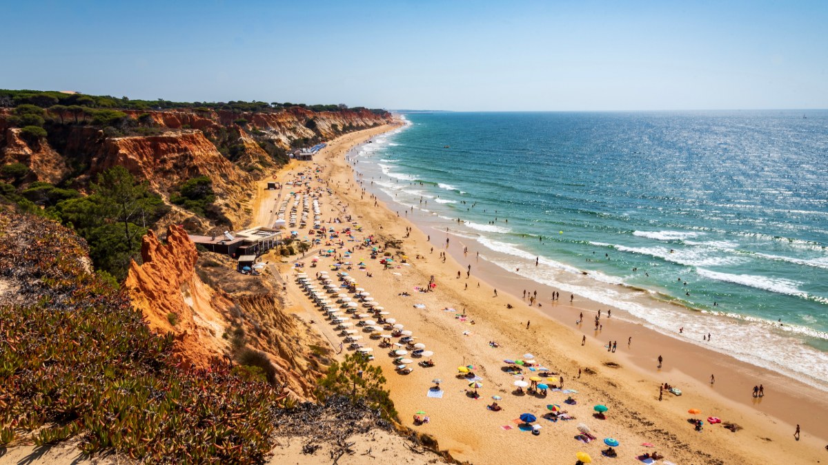 Αυτή η παραλία της Πορτογαλίας μόλις ψηφίστηκε η καλύτερη στον κόσμο