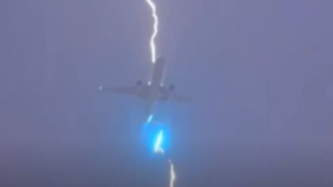 Κεραυνός χτύπησε αεροπλάνο στον αέρα