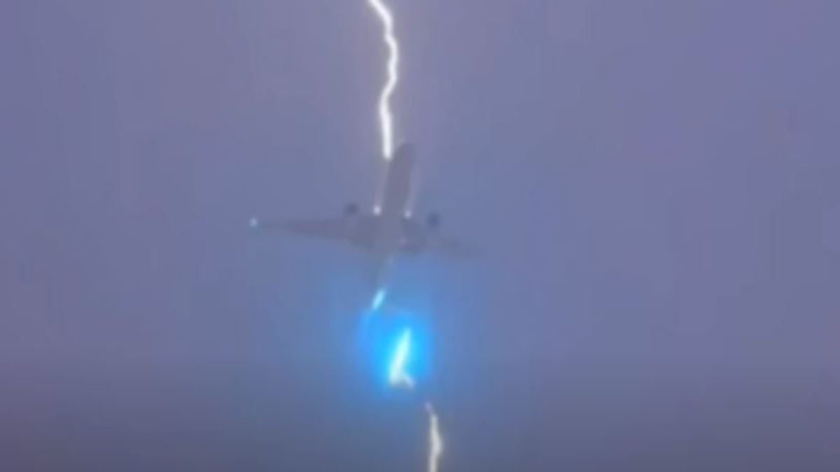 Κεραυνός χτύπησε αεροπλάνο στον αέρα