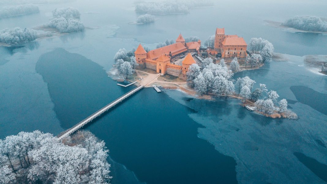 Κάστρο του νησιού Trakai στη Λιθουανία, χειμερινή περίοδος, εναέρια άποψη