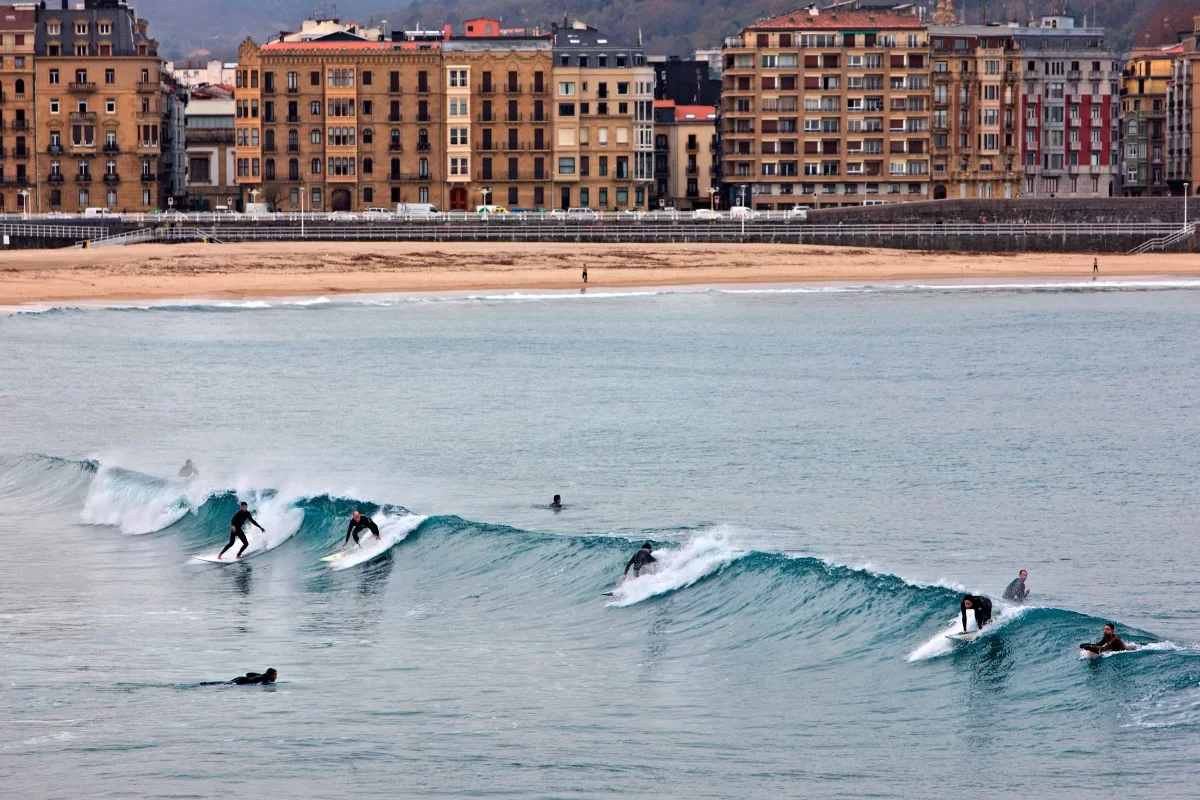 Surfing στην καρδιά του χειμώνα στην παραλία de Gros (ή "Playa de la Zurriola") - Σαν Σεμπαστιάν