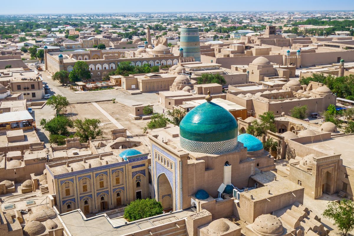 Πανόραμα του ιστορικού κέντρου της Khiva (Ουζμπεκιστάν) - Ichan-Kala (εσωτερική πόλη). Σε πρώτο πλάνο είναι το μαυσωλείο του Pahlavan Mahmoud