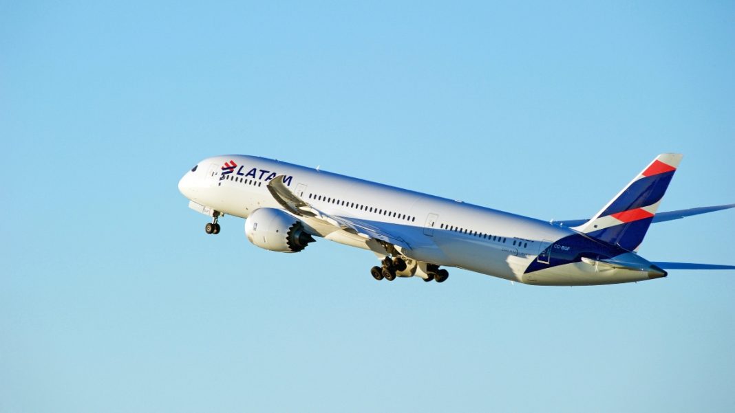 LATAM Airlines Boeing 787-9 Dreamliner