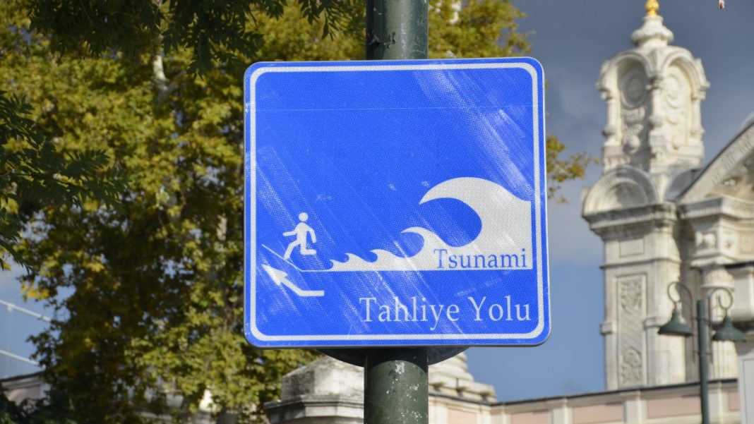 Προειδοποιητική πινακίδα για τσουνάμι Κωνσταντινούπολη