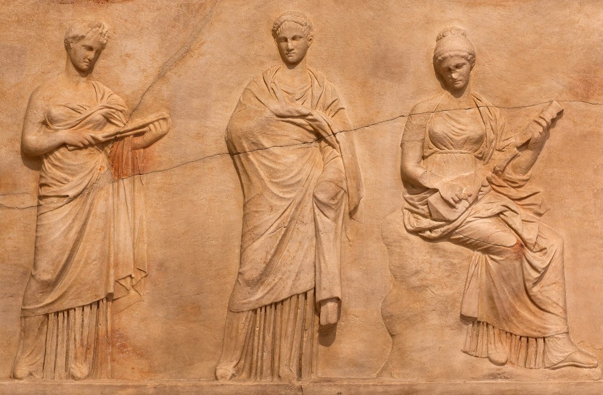 Το "Γλυπτό της Μαντίνειας" που χρονολογείται τον 4ο αιώνα π.Χ. εκτίθεται στο Αρχαιολογικό Μουσείο της Αθήνας