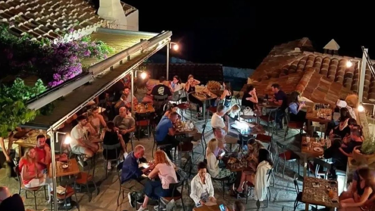 Η υπέροχη ταράτσα του Enetiko Cafe & Cocktail Bar