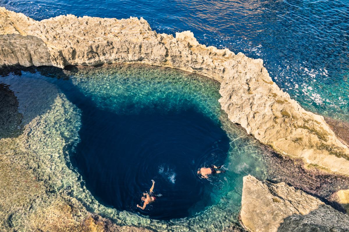 Βαθιά μπλε τρύπα στο παγκοσμίως διάσημο Azure window στο νησί Gozo - Μάλτα