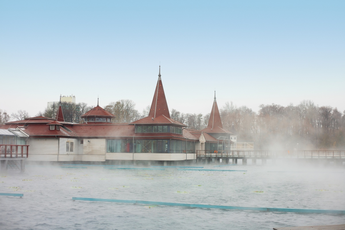 Λίμνη Heviz στην Ουγγαρία το χειμώνα - Η 2η μεγαλύτερη φυσική θερμική λίμνη στον κόσμο