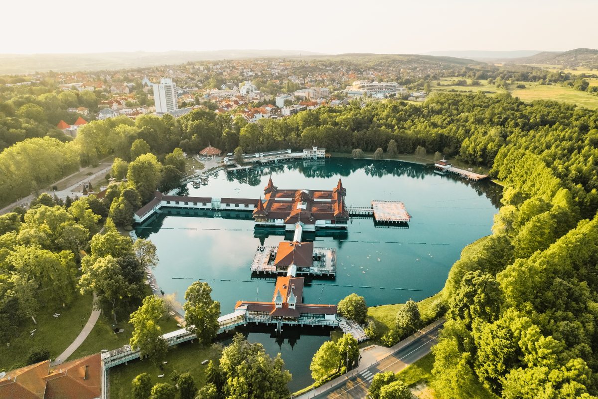Η διάσημη λίμνη Heviz στην Ουγγαρία, κοντά στη λίμνη Balaton. Η μεγαλύτερη ιαματική λίμνη στον κόσμο που είναι διαθέσιμη για μπάνιο.