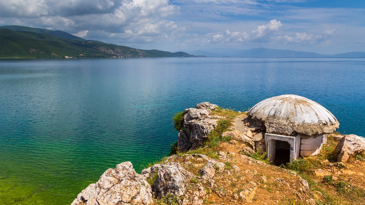 Παλαιό στρατιωτικό καταφύγιο στο χωριό Lin. Η Λίμνη της Αχρίδας στο φόντο, Αλβανία