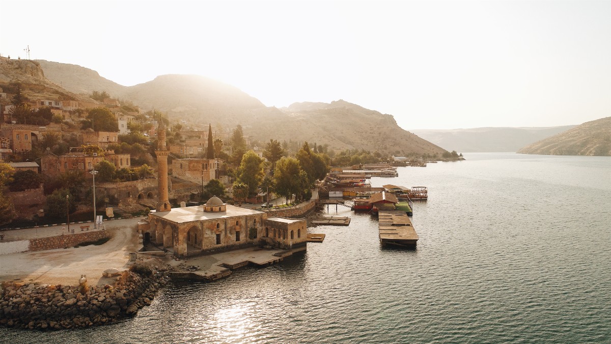 Το ιστορικό μουσουλμανικό τέμενος της Τουρκίας στον ποταμό Ευφράτη - παλιό χωριό της Ανατολίας Μεσοποταμία και κορυφαίος τουριστικός προορισμός