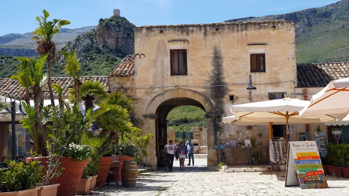 Kεντρική πλατεία του μικρού χωριού Scopello, Castellammare del Golfo στην επαρχία Trapani της Σικελίας