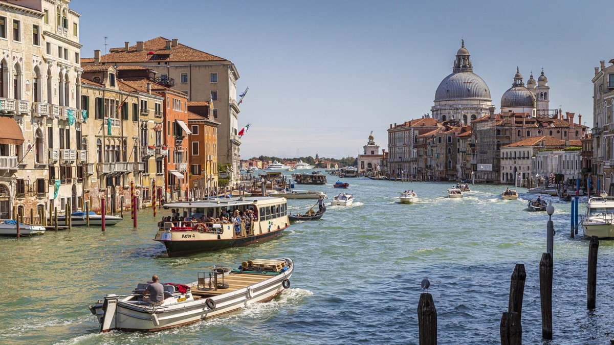 Η Βενετία επιβάλλει νέες απαγορεύσεις και κανόνες στους τουρίστες