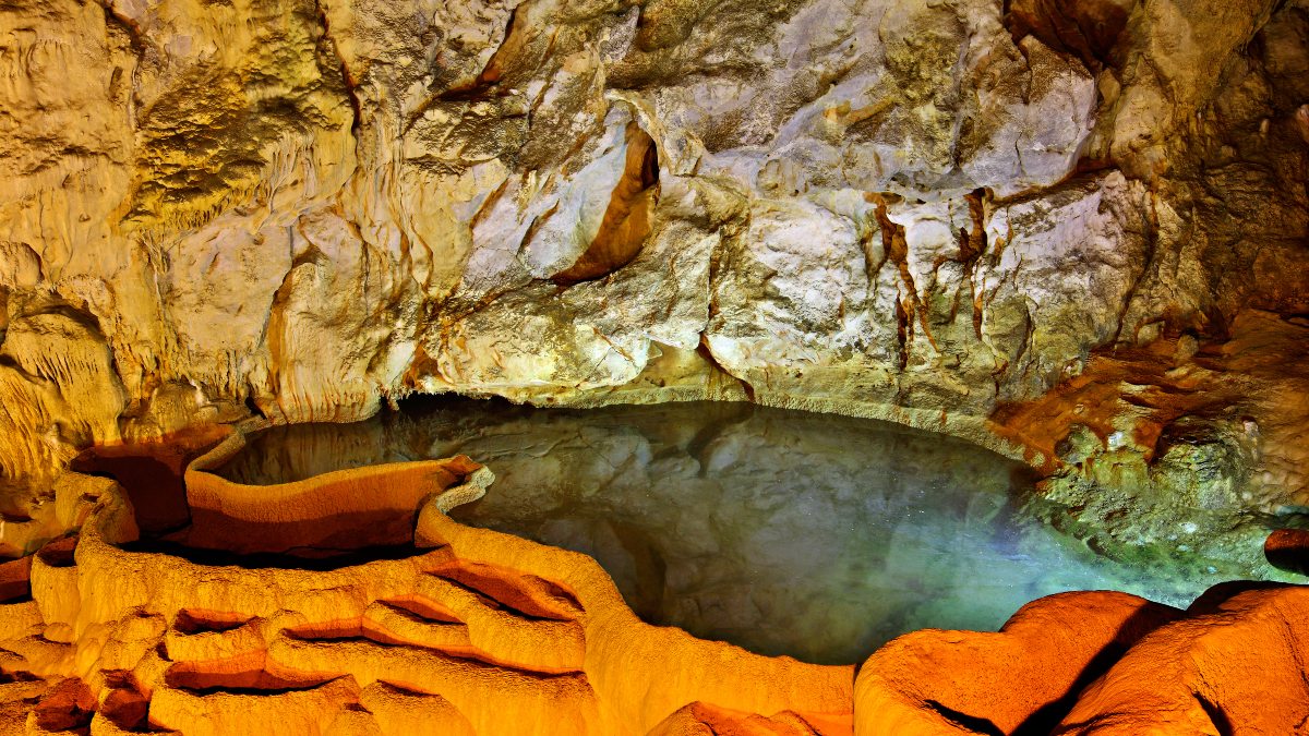 Το μυθικό Σπήλαιο των Λιμνών: Το γεωλογικό φαινόμενο που είναι το μοναδικό στον κόσμο 